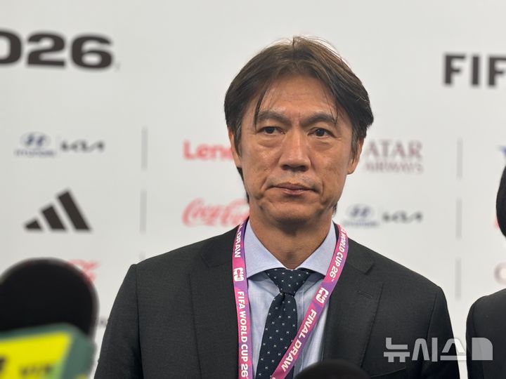 홍명보 축구대표팀 감독이 5일(현지 시간) 미국 워싱턴DC 케네디센터에서 개최된 2026 국제축구연맹(FIFA) 북중미월드컵 조 추첨이 진행된 후 공동취재구역(믹스트존)에서 취재진과 만나 소감을 밝히고 있다.