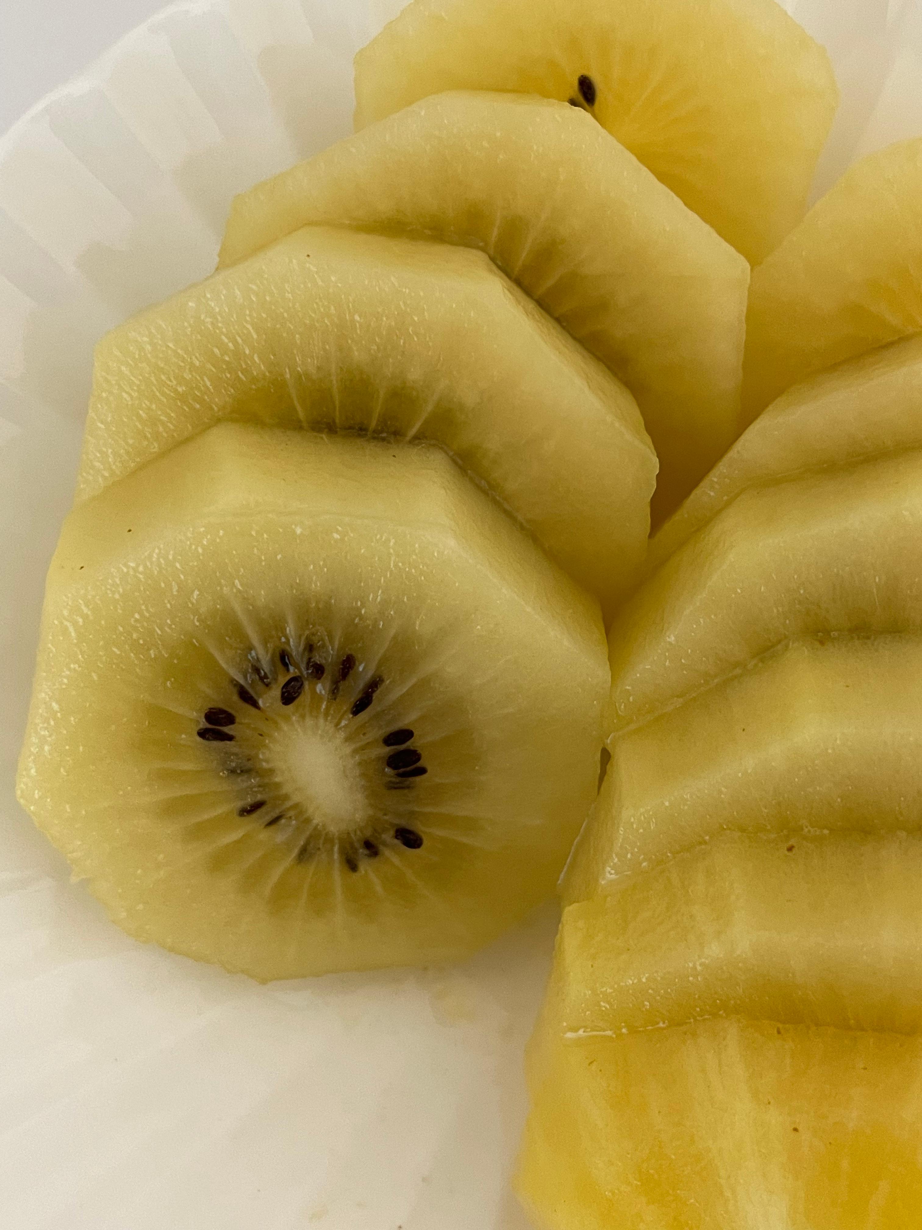 접시에 놓인 키위 확대