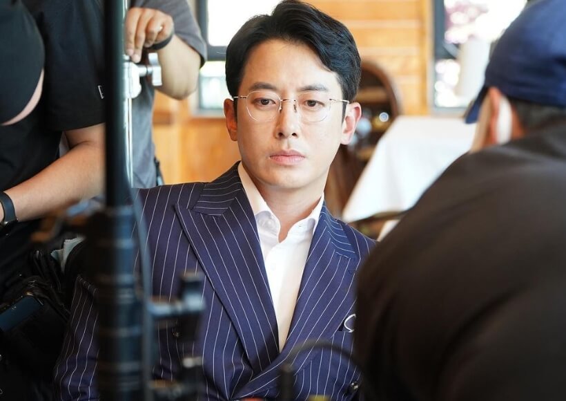 안경을쓰고-앉아있는-남성의모습