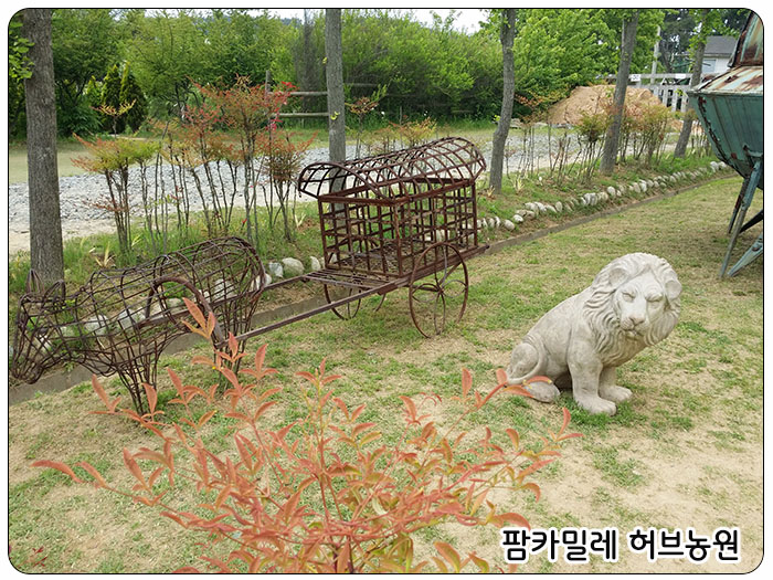 팜카밀레 허브농장, 조형물