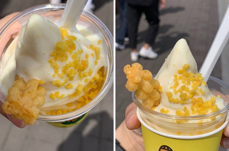 옥수수 아이스크림 위에 올라간 과자