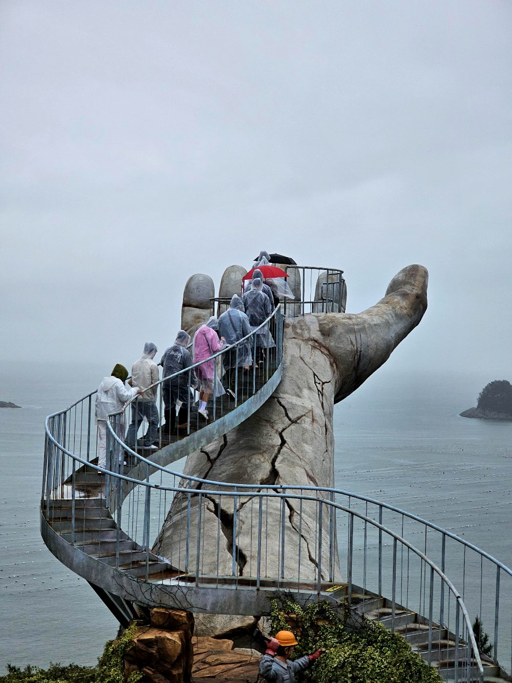 여수예술랜드 마이다스의 손 전망대를 오르고 있는 KBS 개그콘서트 출연진들4