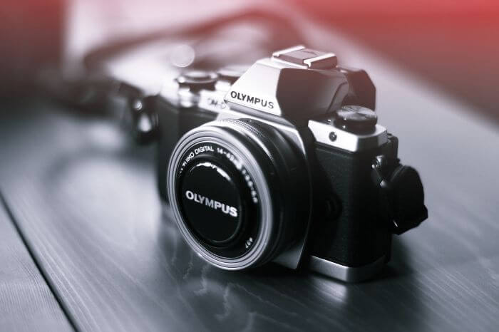 나무테이블에-올려진-카메라