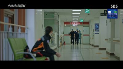 긴급 수술에 들어간 진호개를 기다리고 있는 송설입니다.