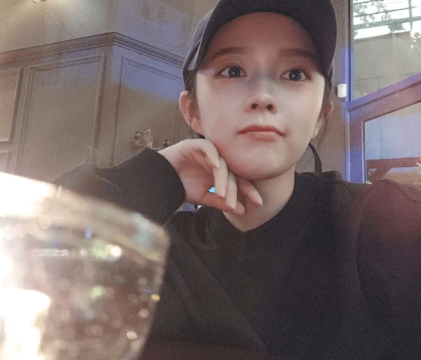 배우-정지소가-검은-상의와-검은색-모자를-착용한-장면