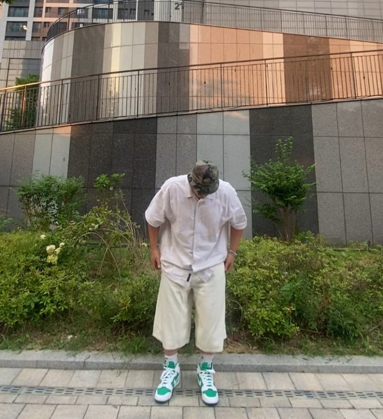 데일리룩('26. 7. 31.)엑스트라오디너리 카모 버킷햇 벙거지, 반스 케슬러 체커보드 우븐 반소매셔츠, 무신사스탠다드 버뮤다 데님팬츠, 나이키양말, 나이키 덩크하이 스타디움그린