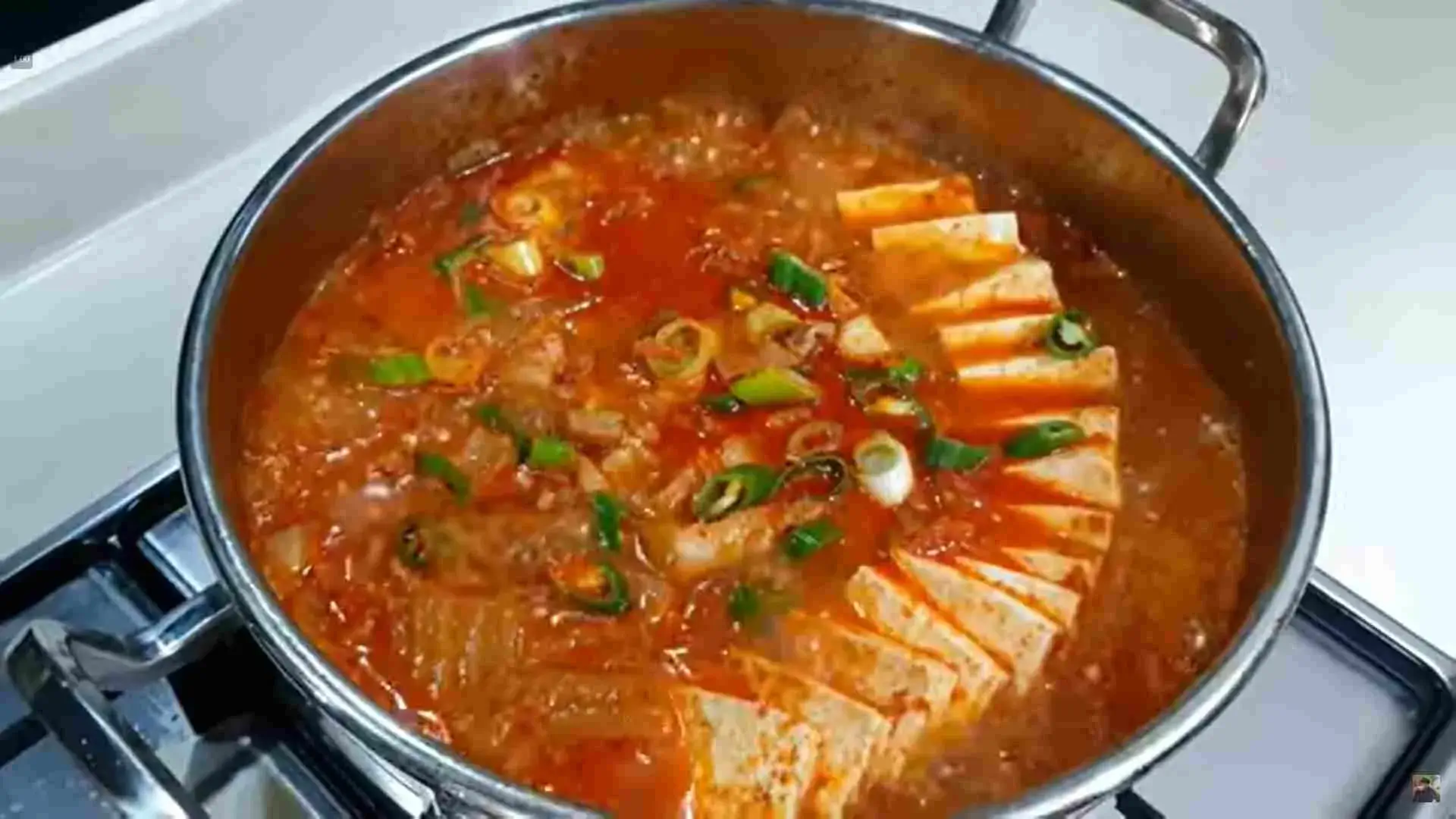 칼칼하게 맛있게 끓여진 김치찌개