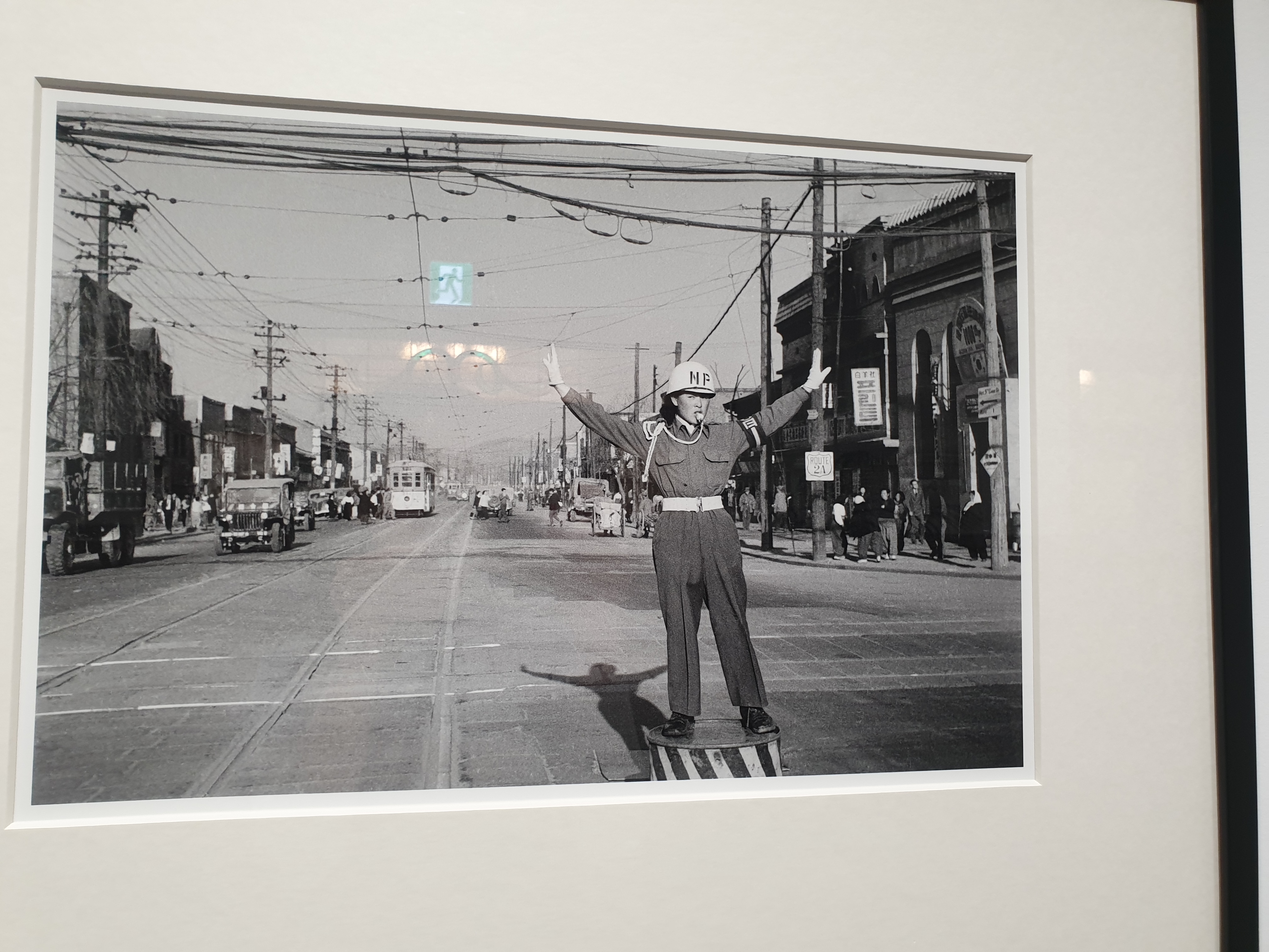 신세계본점 더헤리티지 뮤지엄 명동 사진 전시중에 옛날 명동에서 교통정리하는 여자 경찰 모습