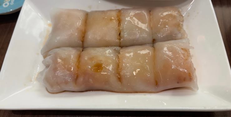 긴 하얀 접시 위에 크리스피창펀 2개가 담겨있다.
크리스피 창펀은 하얀 피가 길게 감싸고 있다.
긴 창펀은 한개 당 4개로 잘려져 있다.