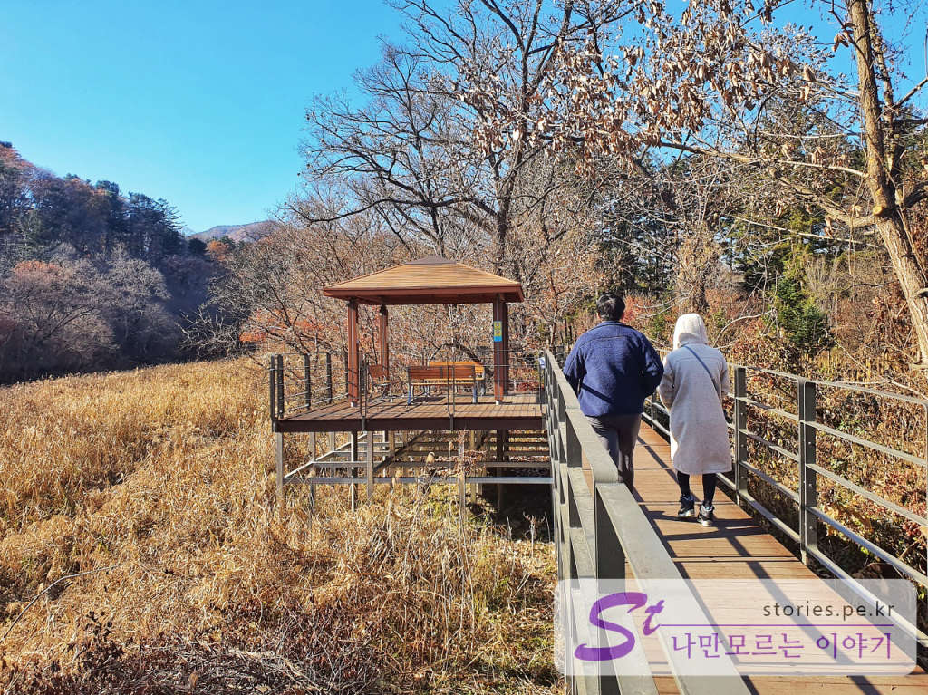 산책길 옆 쉼터