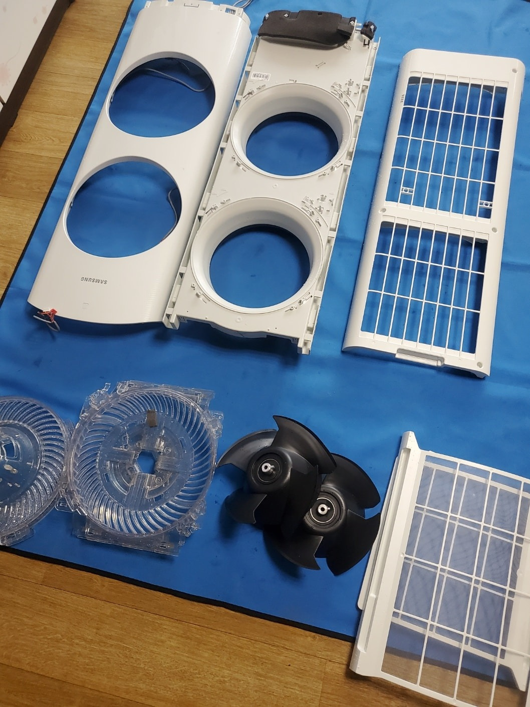 청소를 기다리는 부품 이미지