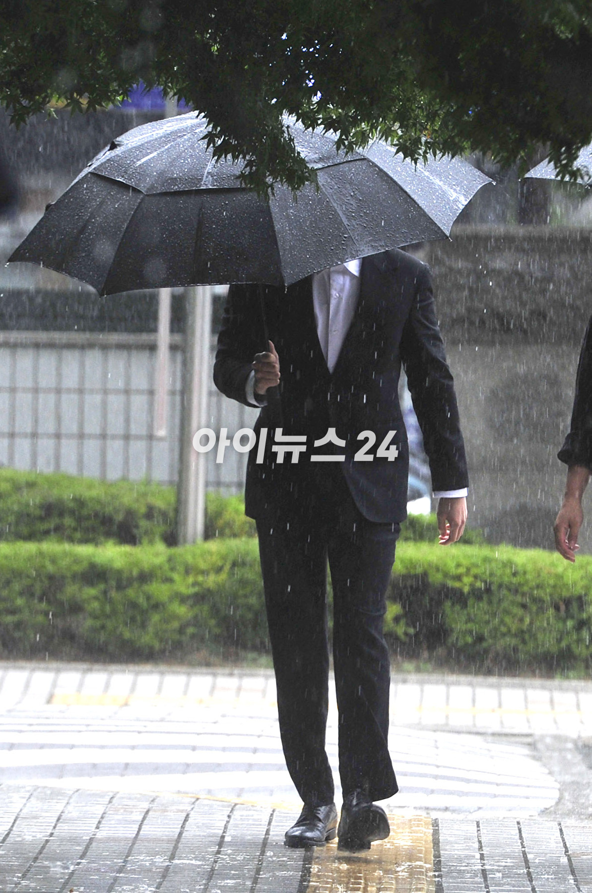 병역 비리 혐의로 재판에 넘겨진 래퍼 라비(본명 김원식)가 10일 오후 서울남부지방법원에서 열린 병역법 위반 등 혐의 1심 선고 기일에 출석하고 있다. [사진=정소희 기자]