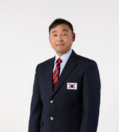 대한민국 마라톤 계보에서 빼놓을 수 없는 거장 이봉주가 태극 마크를 단 채 웃고 있다.