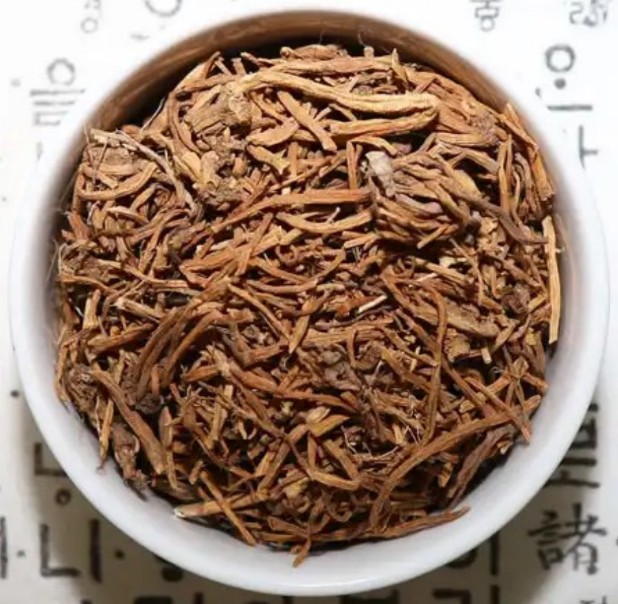 야생에서 채취를 한 용담초 풀의 뿌리를 잘 세척하고 건조한 것을 잘게 잘라서 희고 동그란 그릇에 가득 담아두고 찍은 사진