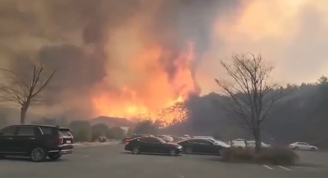 안동의 한 골프장 주차장 뒤편으로 산불이 타오르고 있는 모습