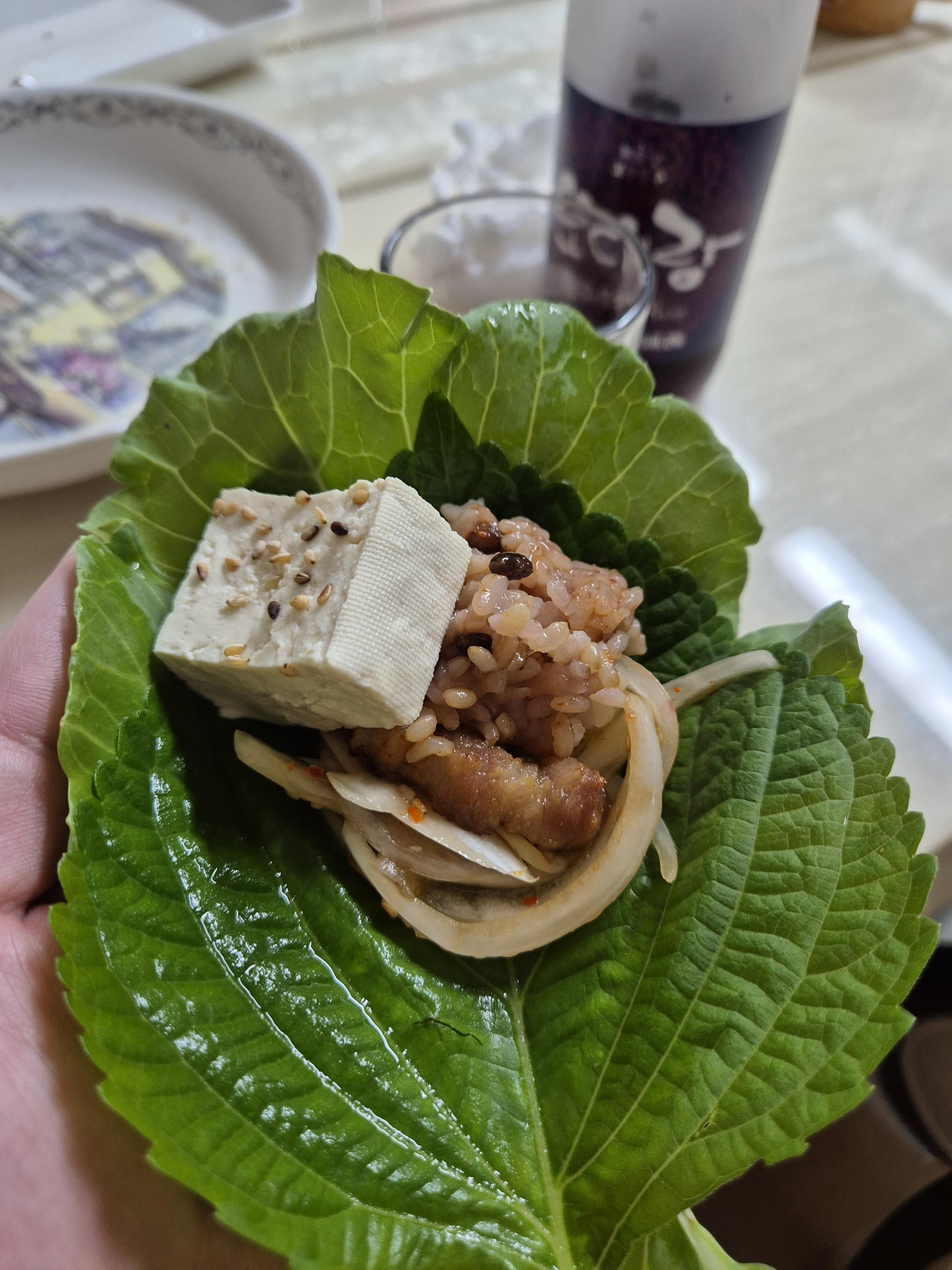 최고의 안주 삽겹살과 오곡밥과 두부.. 그리고 깻잎과 케일쌈 ㅎㅎㅎ 또먹고 싶네...