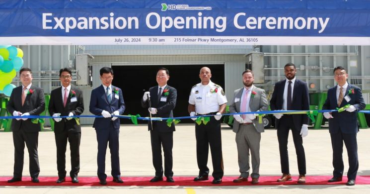 HD현대일렉트릭이 지난 7월26일(현지시간) 미국 앨라배마 생산법인에서 개최한 변압기 전문 보관장 준공식에서 관계자들이 기념촬영을 하고 있다. 왼쪽 두번째부터 서상표 애틀랜타 총영사, 손창곤 HD현대일렉트릭 미국 생산법인장, 조석 HD현대일렉트릭 부회장(당시 사장).