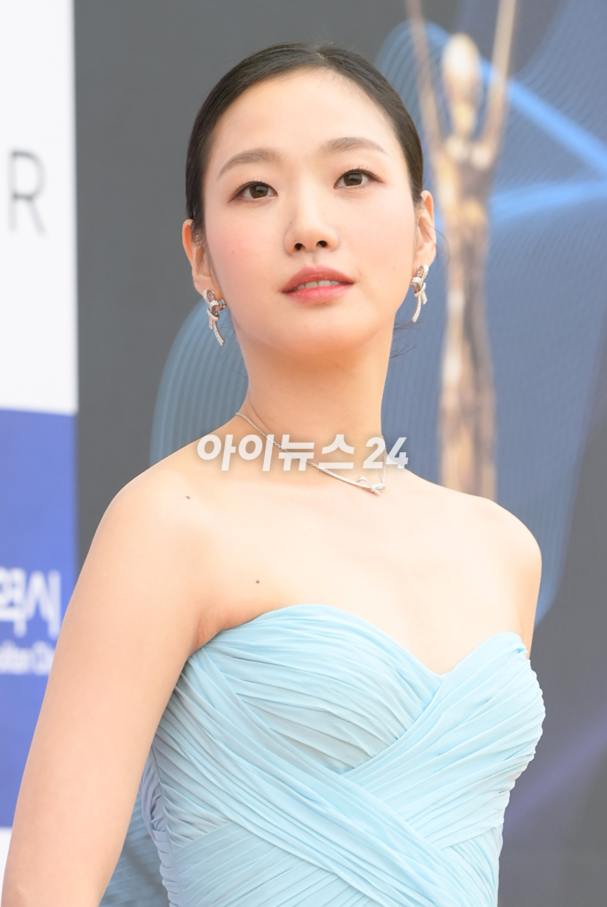 '곱다 고와 김고은'</b> 배우 김고은이 19일 인천광역시 중구 파라다이스시티에서 열린 '제1회 청룡시리즈어워즈' 시상식에 참석해 레드카펫을 밟고 있다. [사진=정소희 기자]