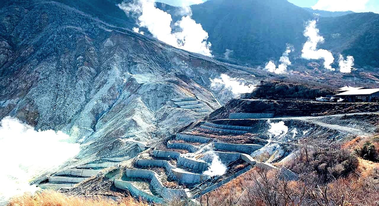 하코네 아시노코 호수 뒤로 보이는 후지산과 노천탕. [ⓒPexels &lsquo;Akira Deng&rsquo;]