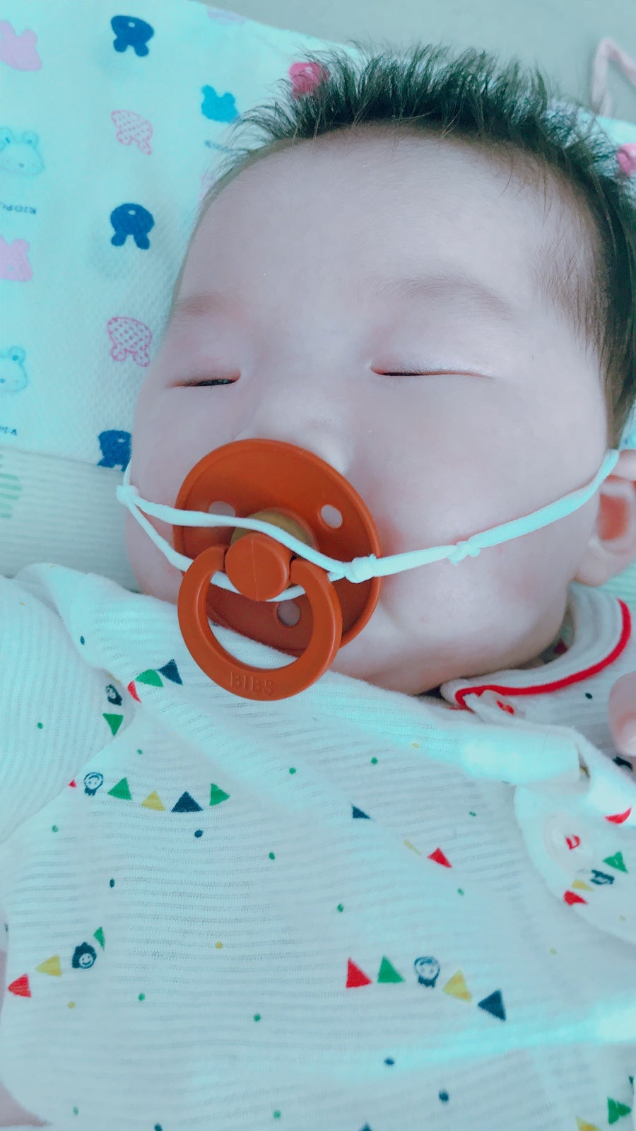 쪽쪽이 물고 있는 아기