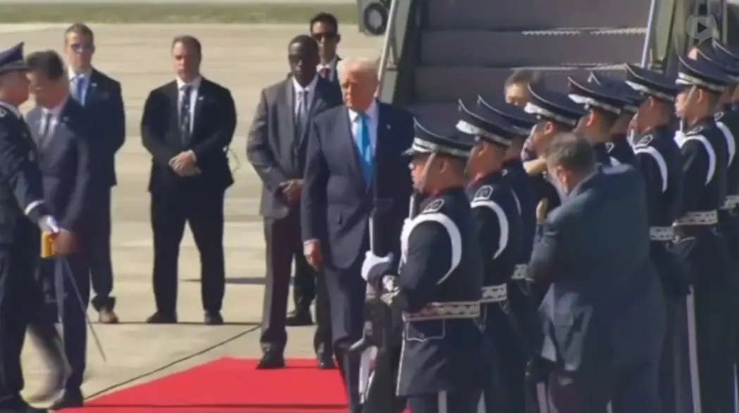 트럼프 김해공항 도착