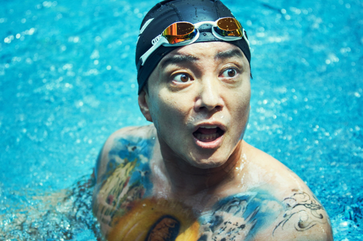 수영을하고있는이범수