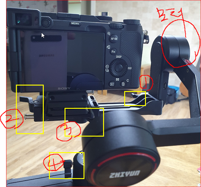 1) 틸트 축, 2) 플레이트, 3) 롤 축, 4) 팬 축과 잠금 스위치