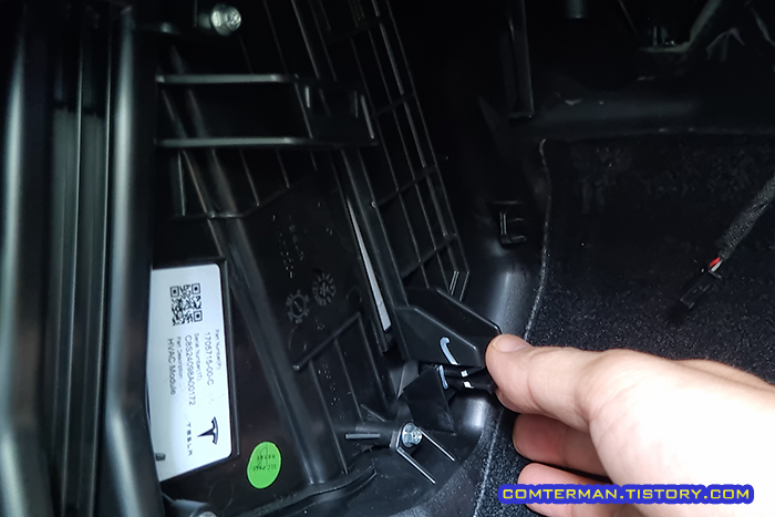 테슬라 모델3 하이랜드 에어컨 필터 덮개 분리 방법