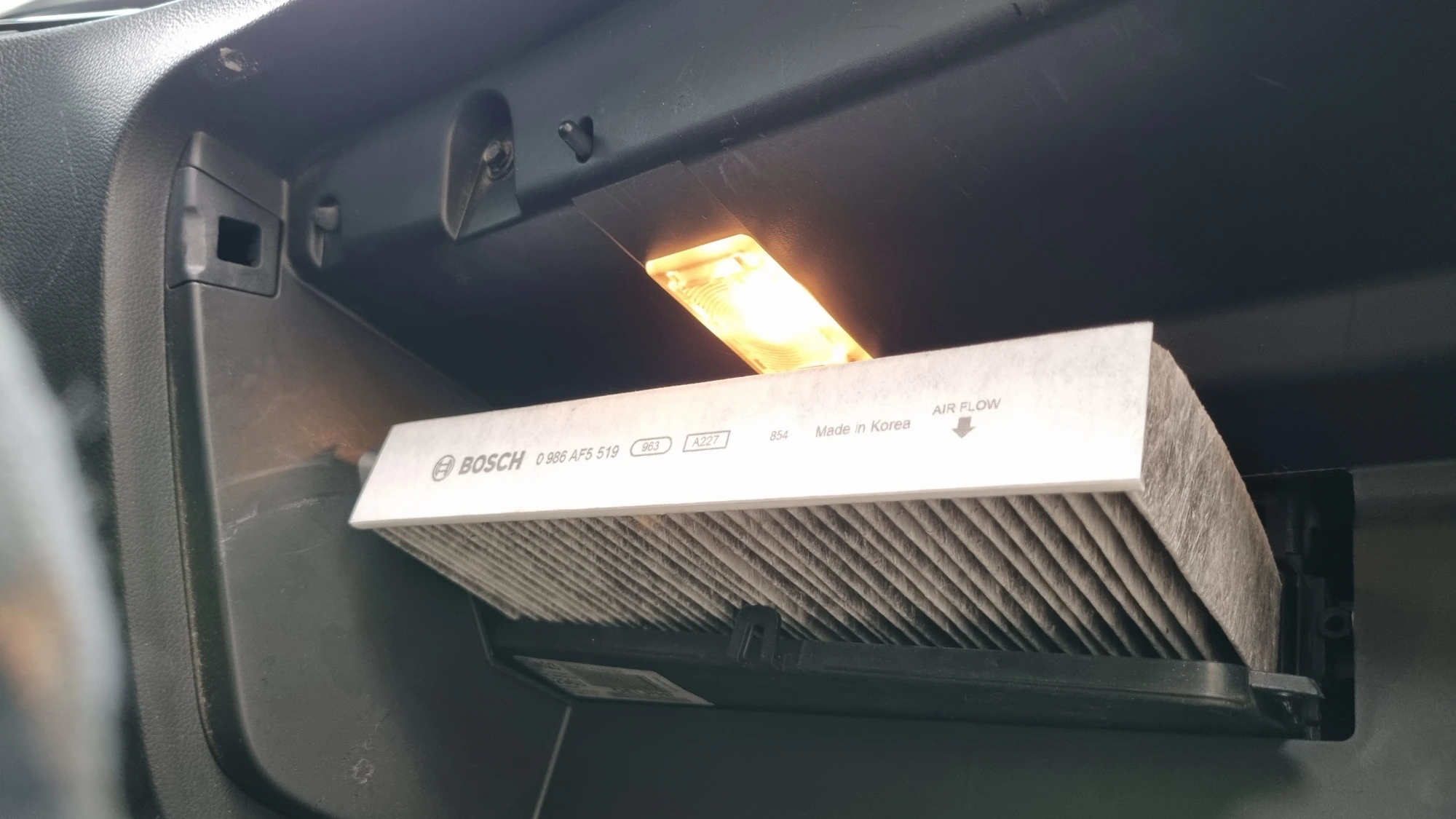 올란도 에어컨 필터 빼는 모습