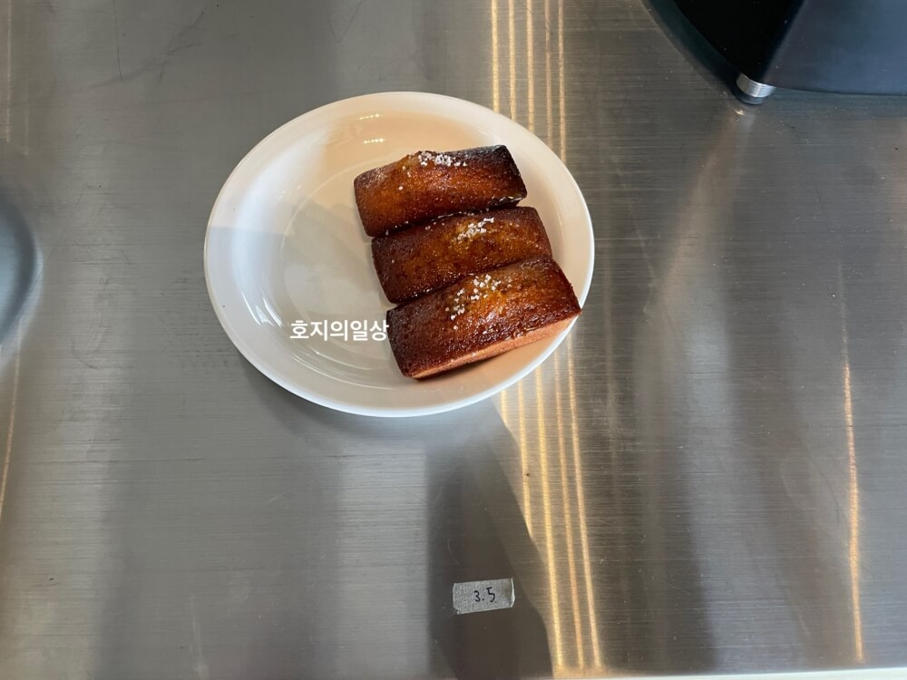 애월 카페 커피냅로스터스 제주 - 솔티드 카라멜 휘낭시에