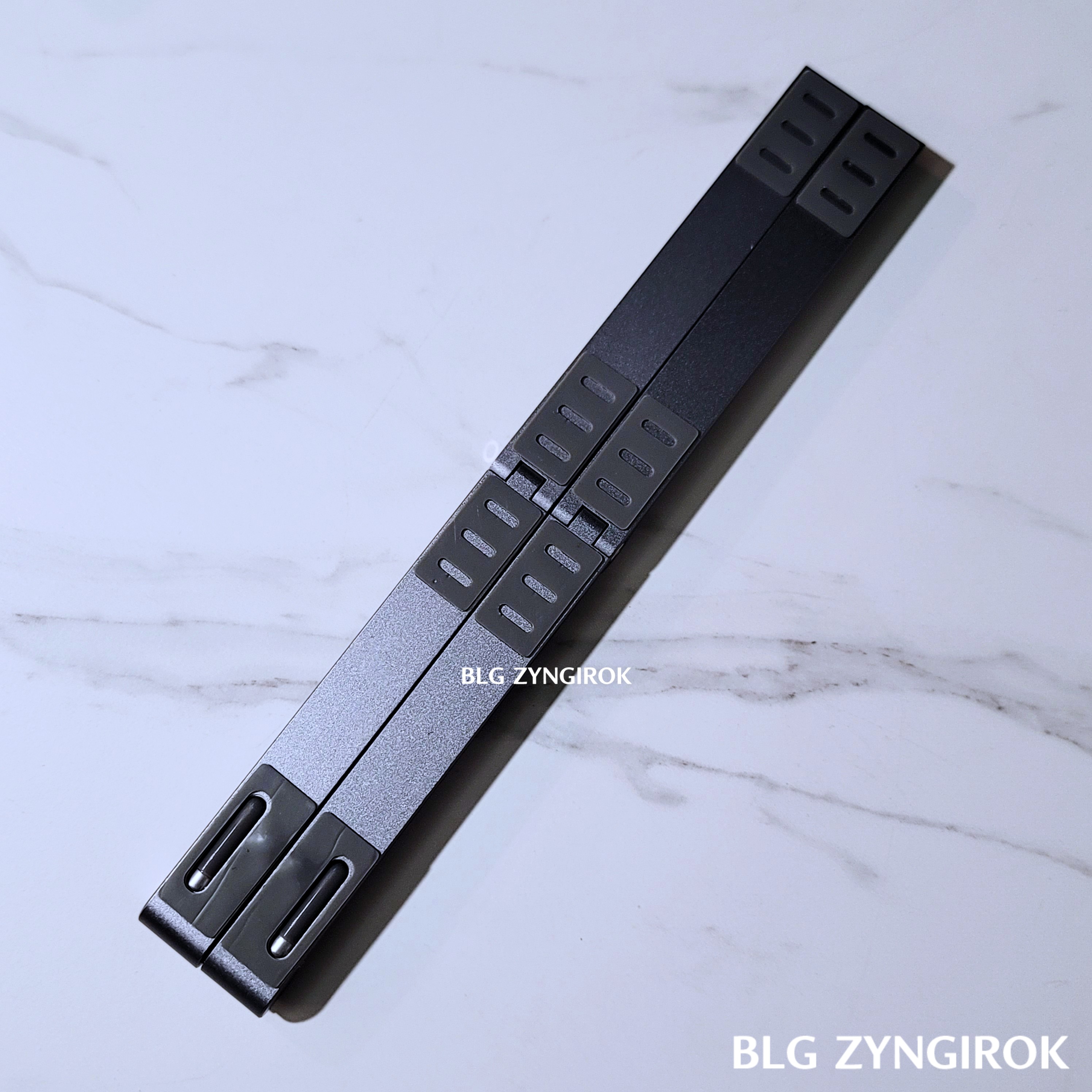 무아스 초경량 휴대용 다목적 노트북 거치대 펼쳐진 윗면 모습이다.