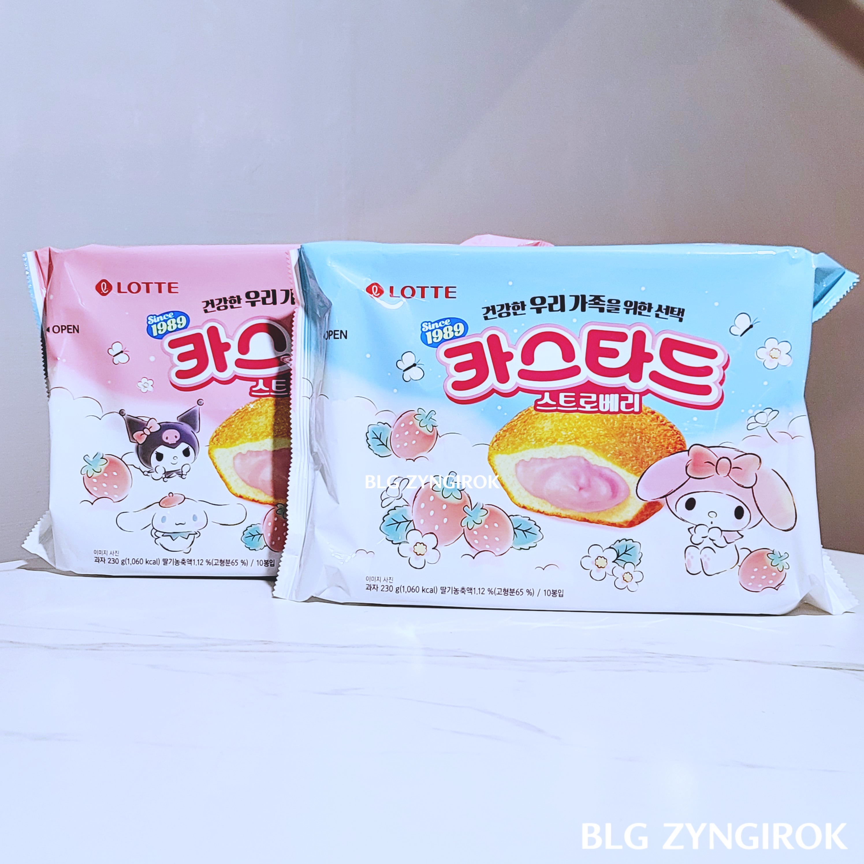 카스타드 산리오 에디션 분홍색 봉지와 하늘색 봉지 두 제품이 테이블 위에 놓여있다.