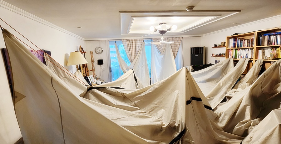 위에는 실링팬 앞으로는 에어컨 제습기와 보일러를 모두 가동한 모습