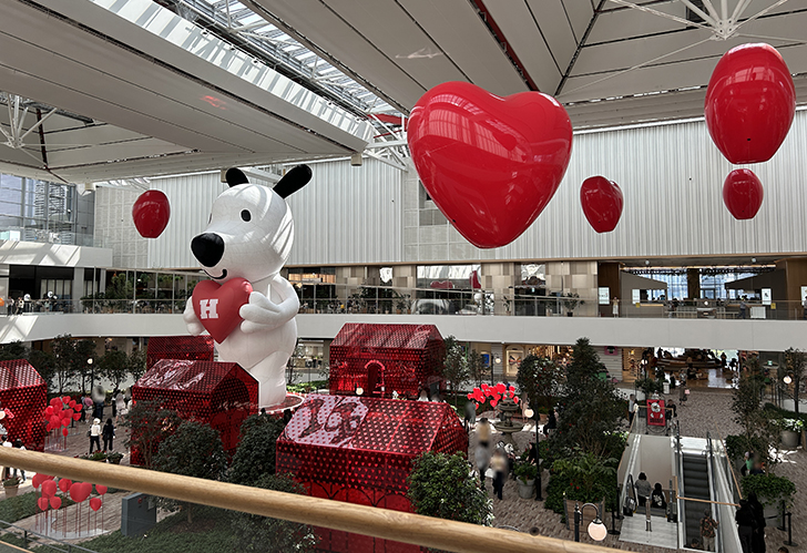 더현대-앞-전시