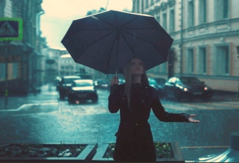 비오는 거리애 우산을 쓰고있는 여성 이미지