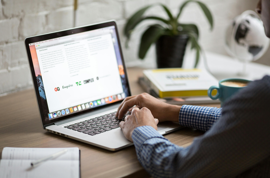 한 남성이 노트북으로 업무를 하고 있는 모습