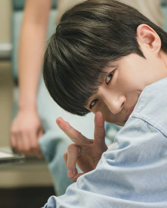 변우석-웃으면서-손가락브이자-그리는-모습