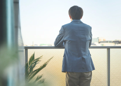 풍경을 바라보는 남성