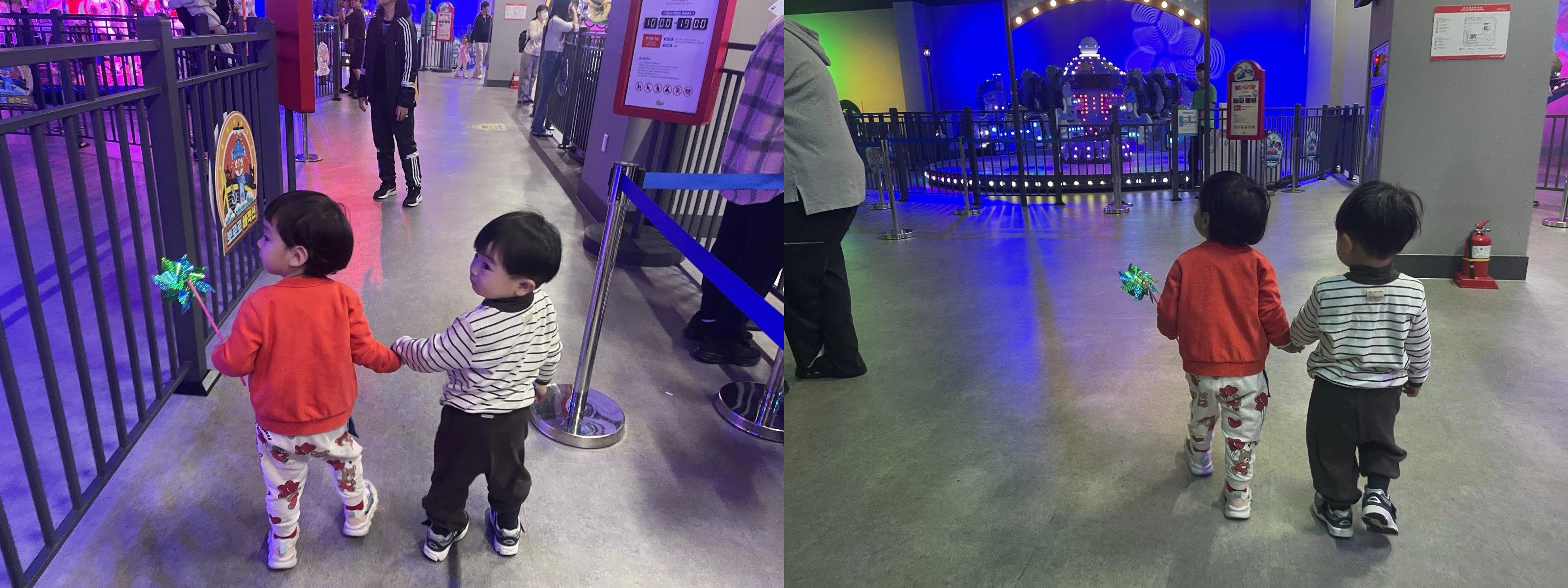 월미도 뽀로로파크에서 손을 꼭 잡고 놀이기구를 향해 함께 걸어가는 두 아이의 뒷모습, 따뜻하고 순수한 우정이 느껴지는 순간