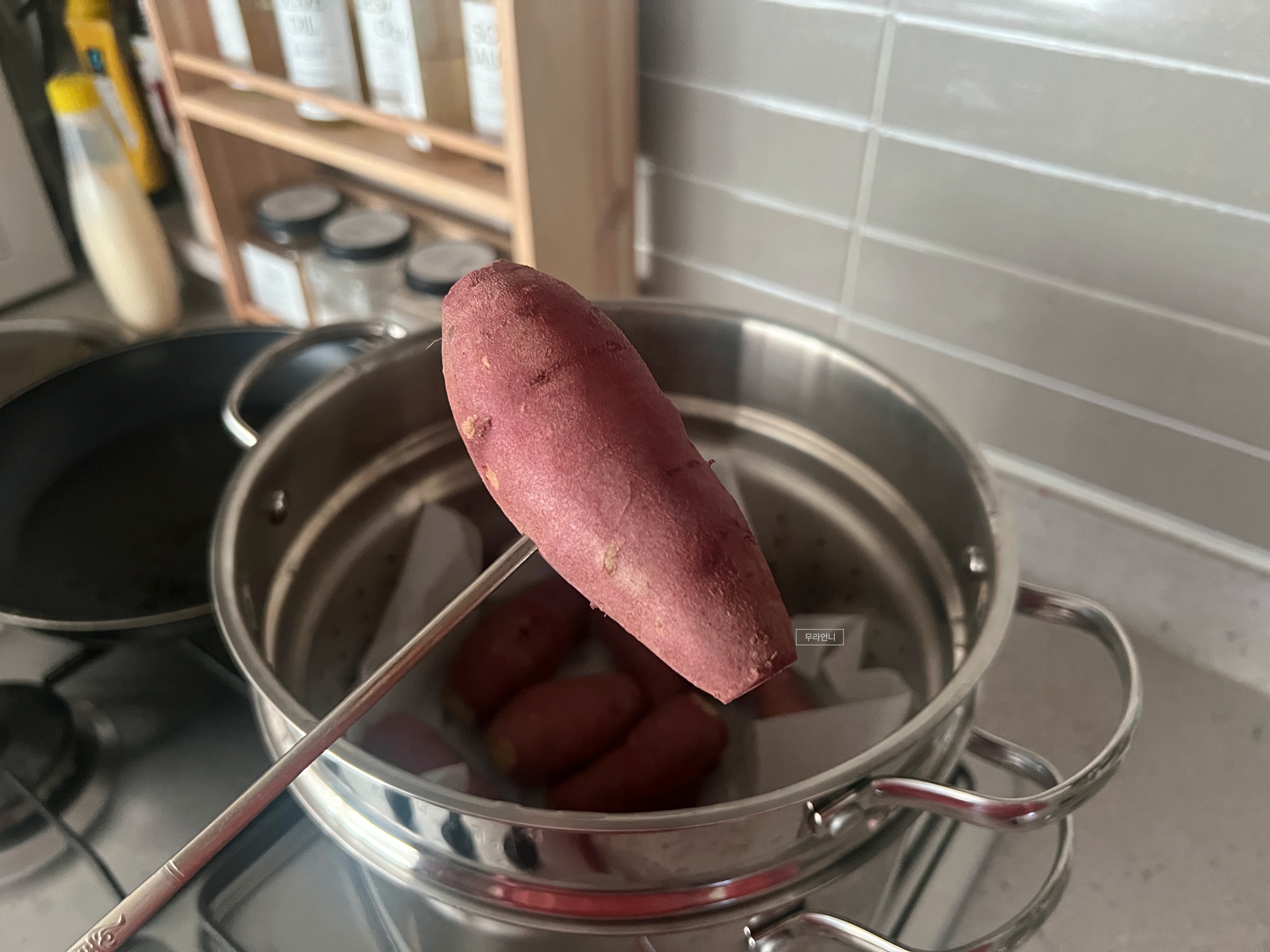 젓가락으로 찔러서 슥 들어가면 고구마가 다 익은 거예요