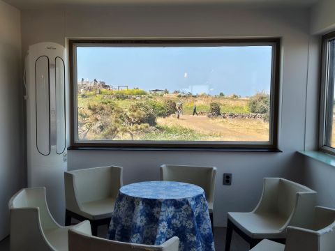 카페안에서 바라본 가파도 전망대와 포토존