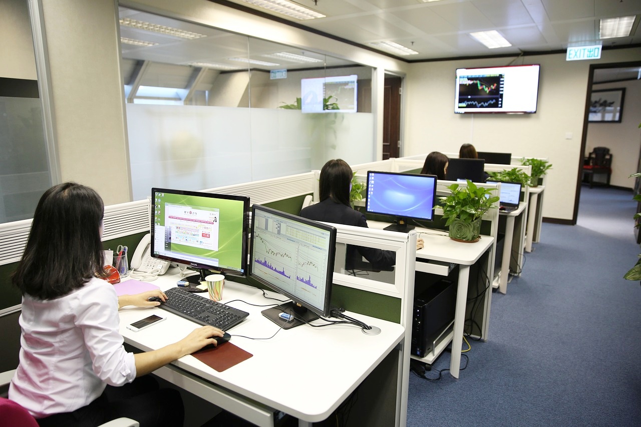 사무실-책상앞-컴퓨터-하고있는-직장인들