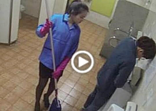 화장실-미화원이-남자-화장실에서-소변누는-남자-뒤에서-빤히-쳐다보는-모습