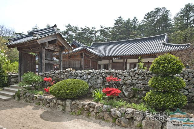 청암사-극락전-입구