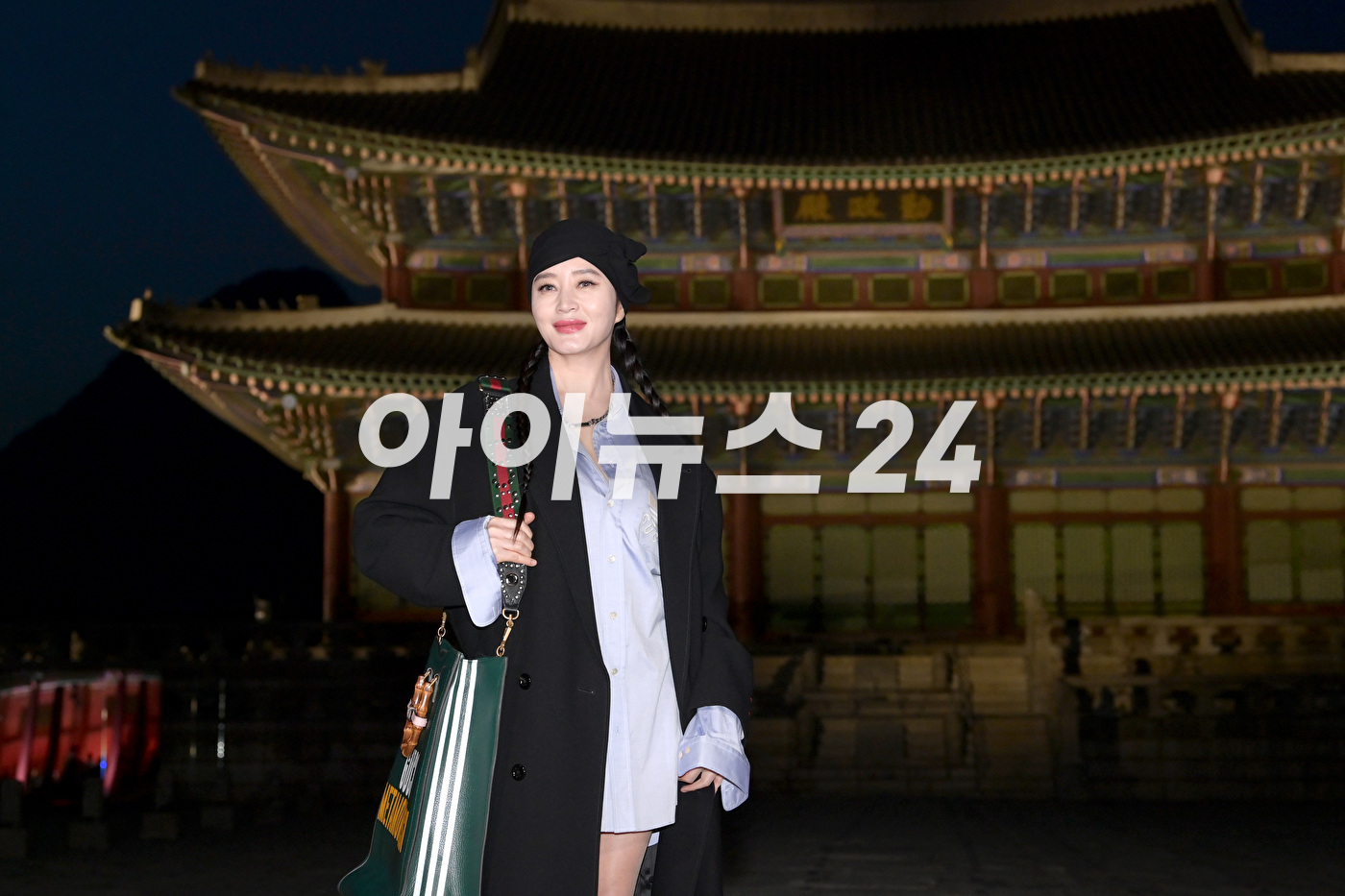 '김혜수니까 소화하는 패션' 배우 김혜수가 16일 오후 서울 경복궁에서 진행된 구찌(Gucci) 2024 크루즈 패션쇼에 참석하고 있다.