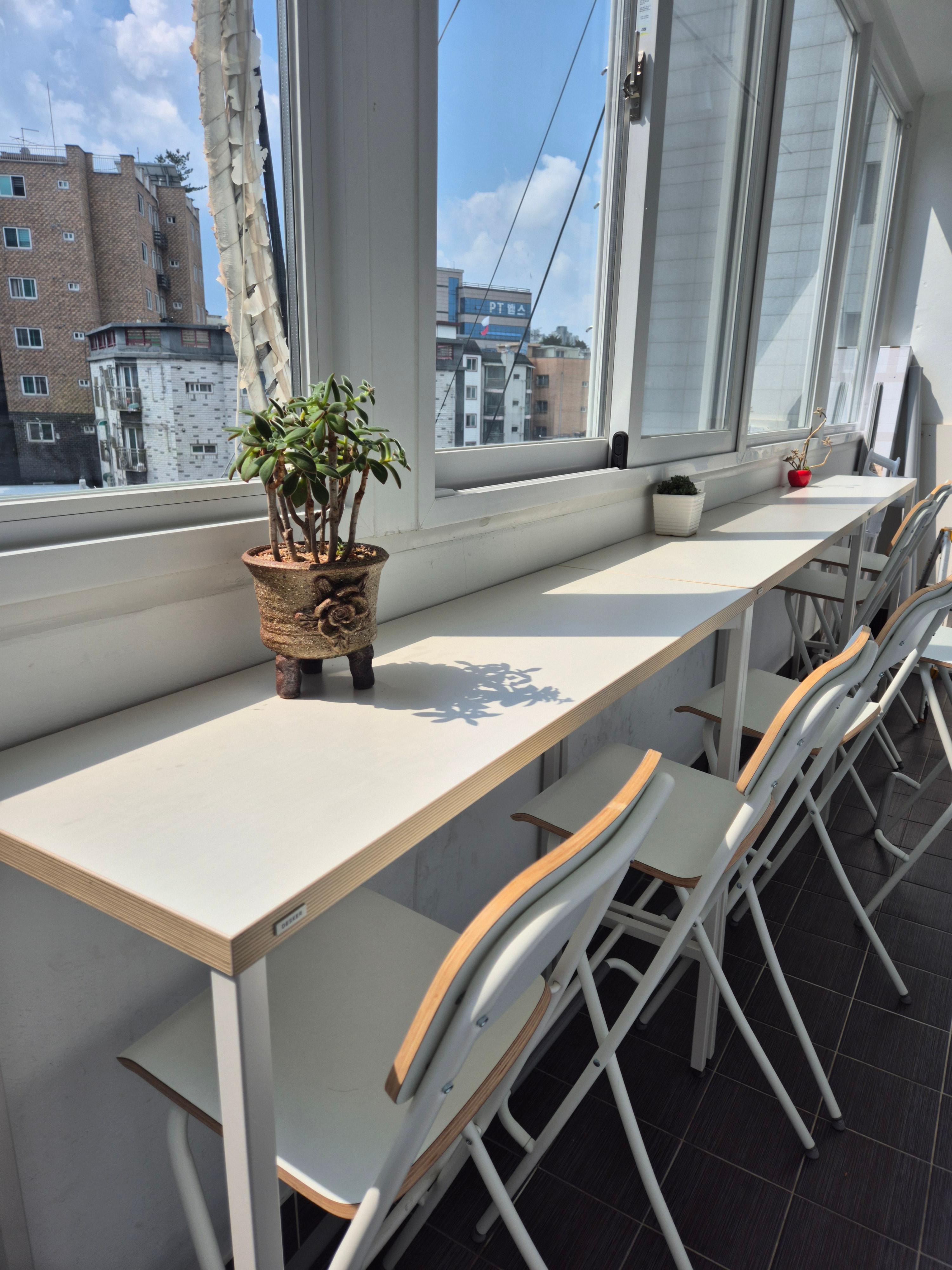 탕비실에 놓여있는 간이 데스크