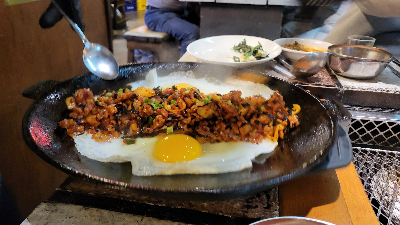 먹기 좋게 비벼놓은 볶음밥