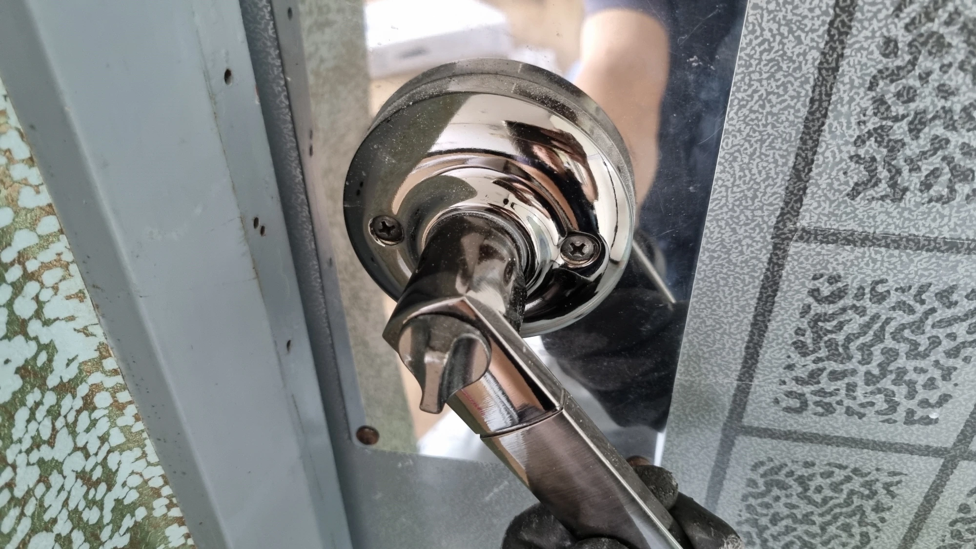 현관문 손잡이 고정 볼트 위치