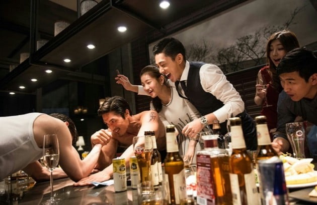 영화 《베테랑》에서 재벌 2세 조태오(유아인 분)가 친구들과 파티를 즐기며 팔씨름을 하는 장면. 화려한 웃음 뒤에 숨겨진 폭력성과 특권의식이 날카롭게 드러난다.