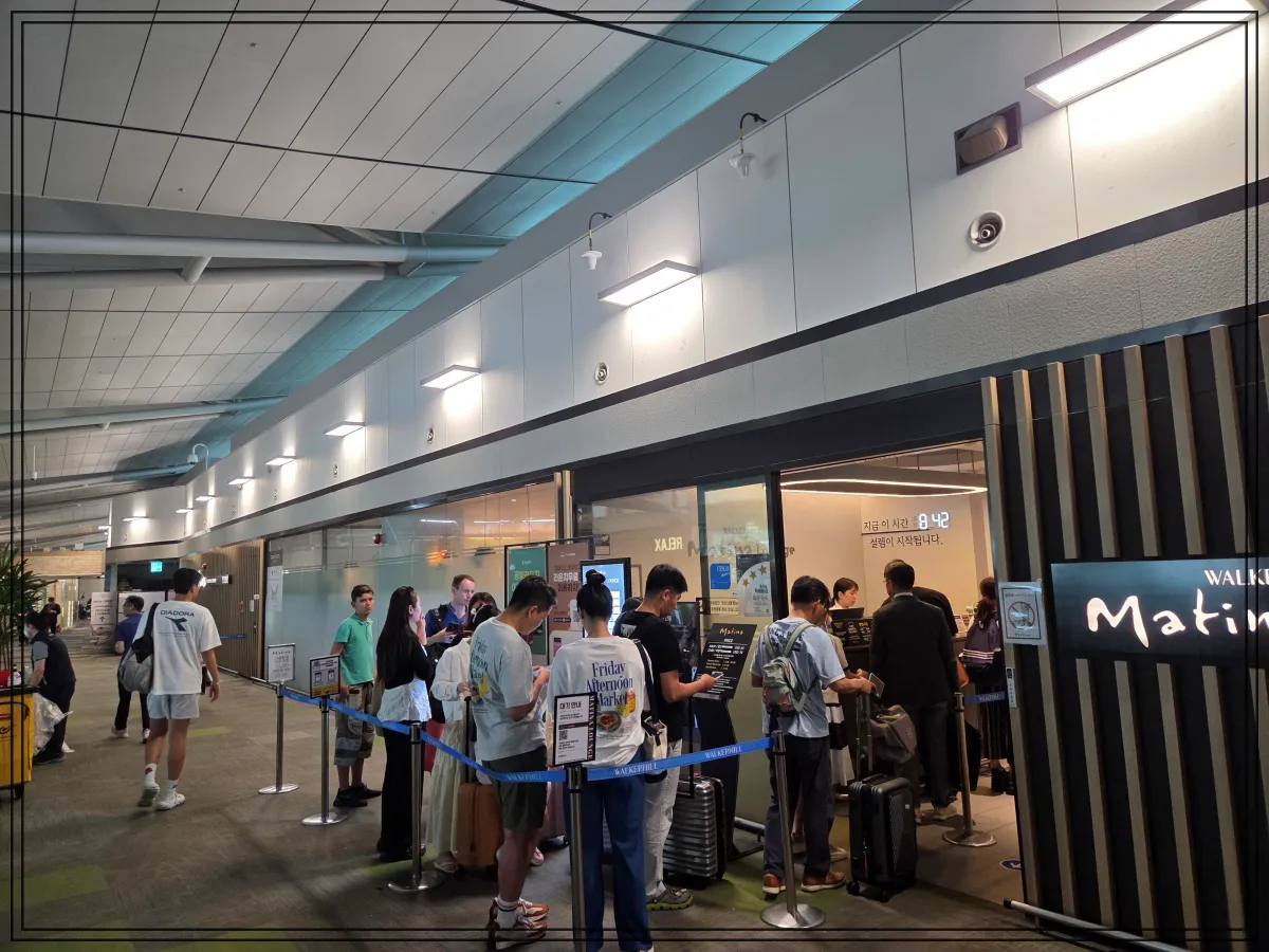 인천공항-마티나라운지-입장대기줄-아침시간대-줄서있는여행객들-프라이오리티패스-라운지앞혼잡